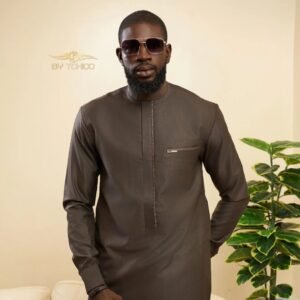 Costume africain en marron profond