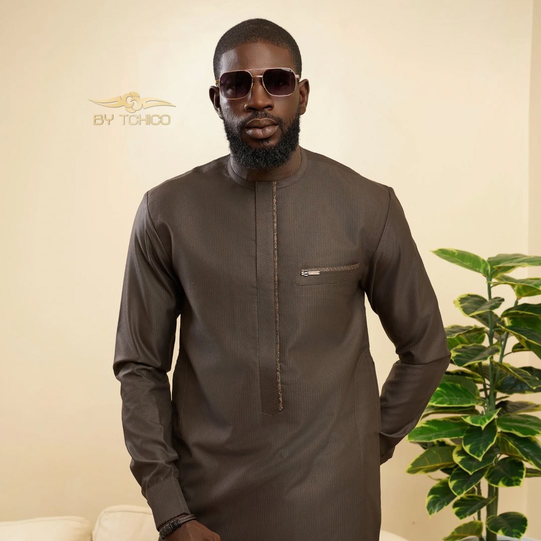 Costume africain en marron profond